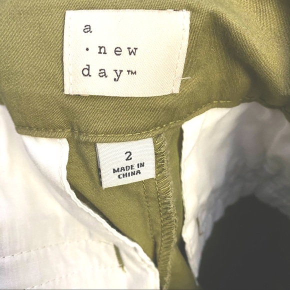 🆕 NWT a new day. Olive Pant Green Cargo Trousers with Rolled Cuff Pockets! [2] - Picture 7 of 8